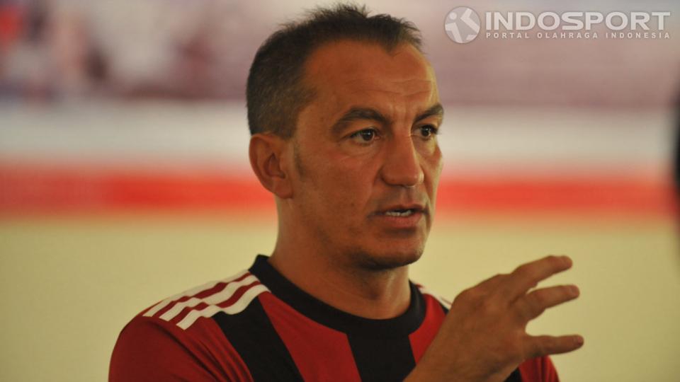 Pelatih AC Milan Academy, Mauro Ardizzone, saat meladeni pertanyaan media dalam konferensi pers Pertamina Soccer Camp 2014 di Sentul, Rabu (20/08/14). - INDOSPORT